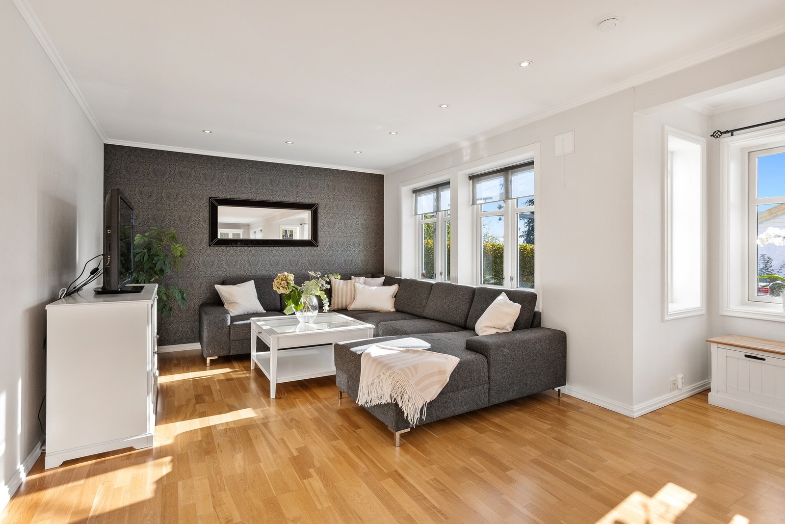 Dagslyset suppleres ypperlig av downlights, og parkett på gulvet kombineres med hvitmalte flater. Galleribilde