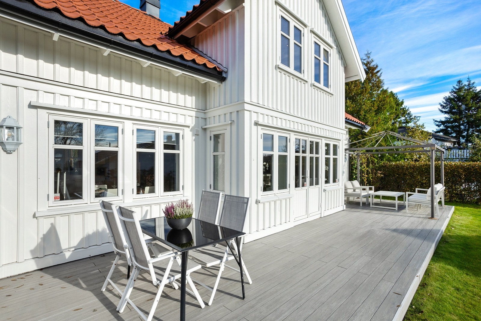 Belysning er montert, og terrassen har levegg og direkte adkomst til hagen Galleribilde