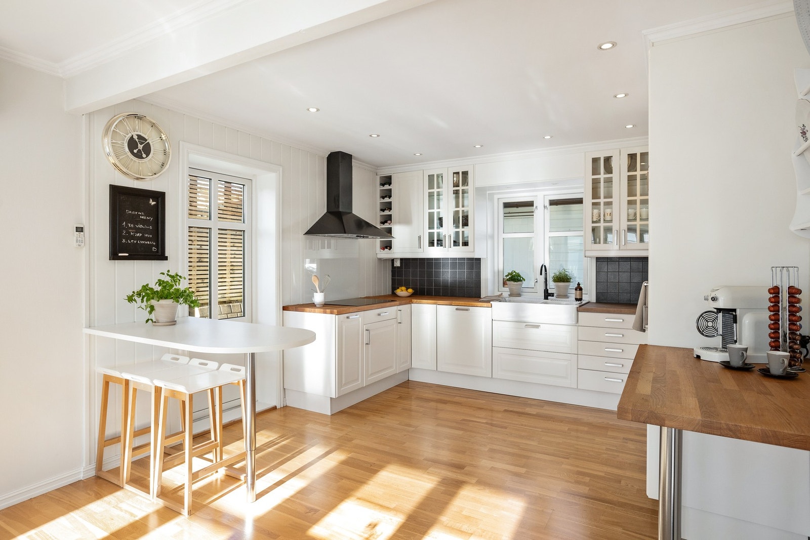 Kjøkkenet er tidløst og praktisk, oppført i en smart u-form med god skap- og skuffeplass Galleribilde