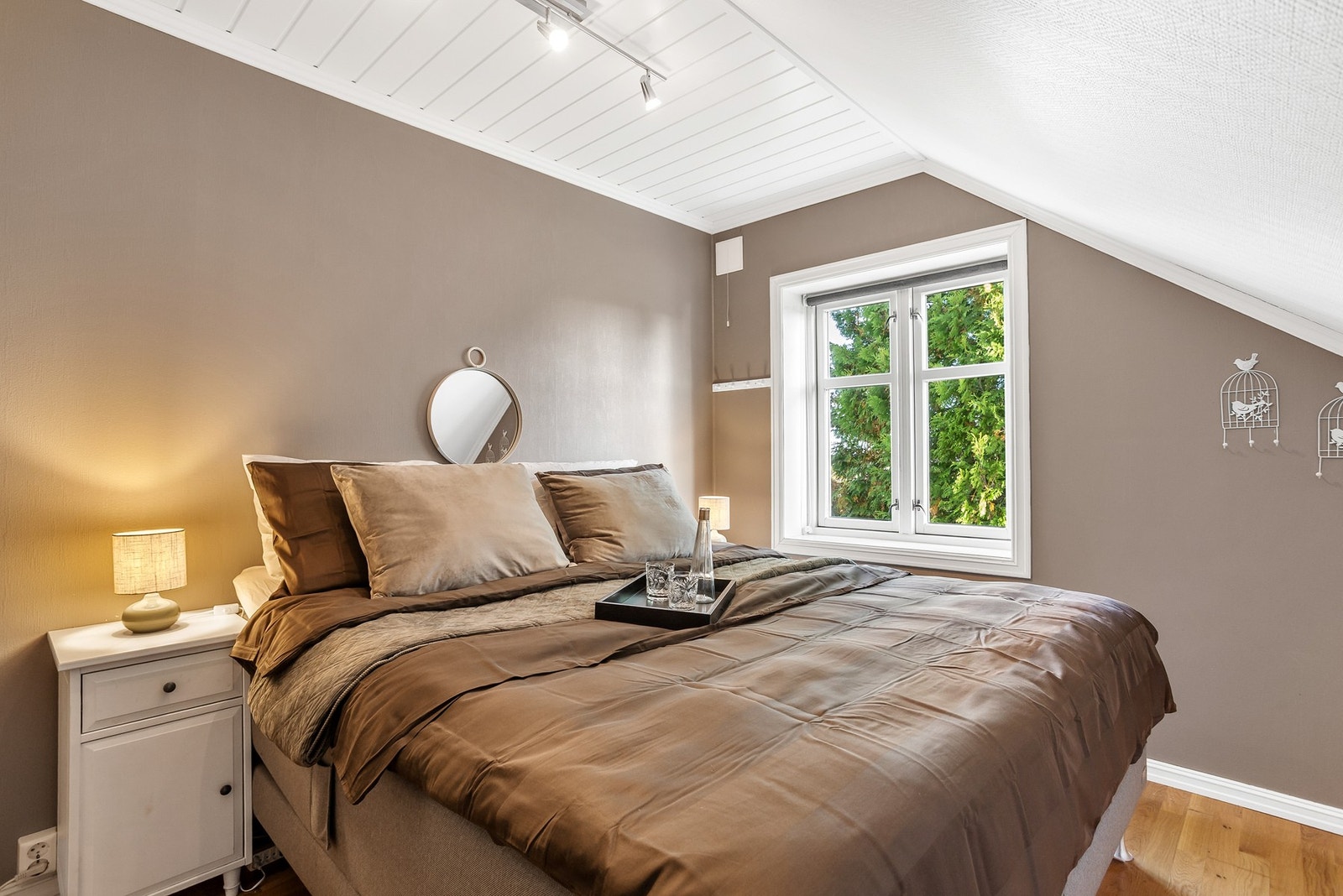 Tre soverom er samlet i 2. etasje, meget praktisk hvis man har små barn Galleribilde