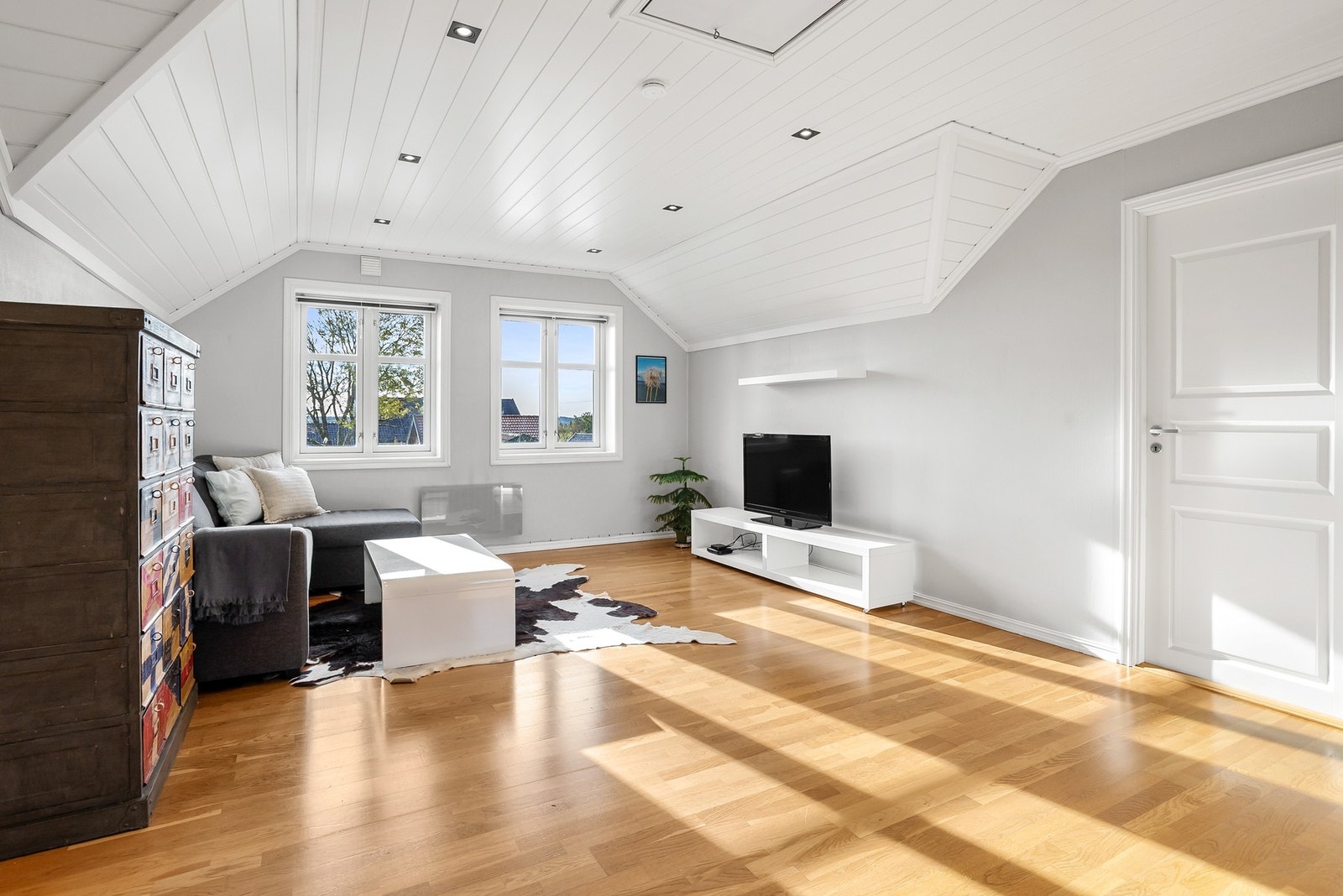 Stuen i 2.etasje er innredet med led downlights, parkettgulv og lysegrå vegger. Galleribilde