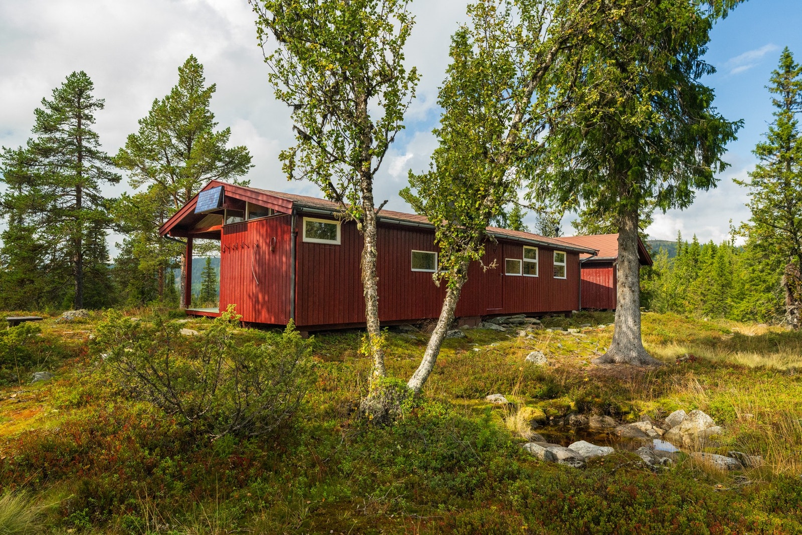 Miljøvennlig og praktisk - hytta har solcellepanel og batterilagring for enkel strømtilgang. Galleribilde