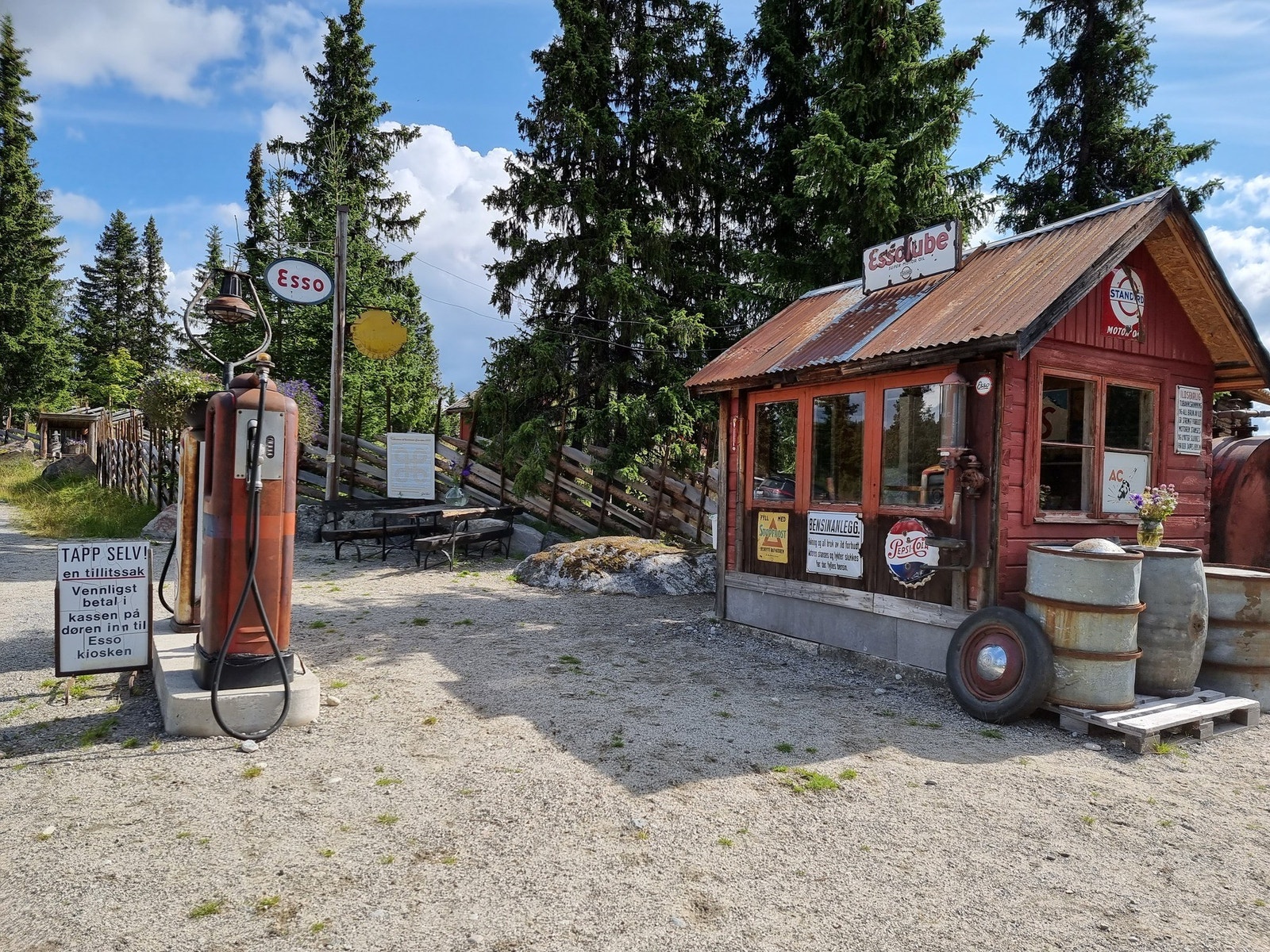 Rett i nærheten av Buvatn ligger Essokiosken som er en koselig gammel bensinstasjon som idag benyttes som kiosk. Kiosken drives av Buvasstølan Sti- og Løypelag og i kiosken tilbys det sommerlige forfriskelser som kald brus, is og andre kioskvarer. Galleribilde