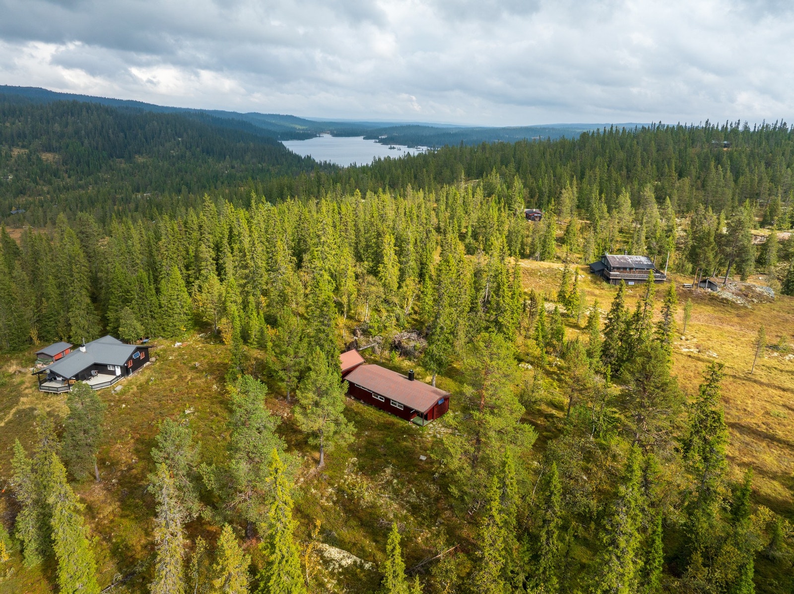 Hytta ligger rolig til ved Buvatn, med nærhet til oppkjørte skiløyper og flott turterreng. Galleribilde