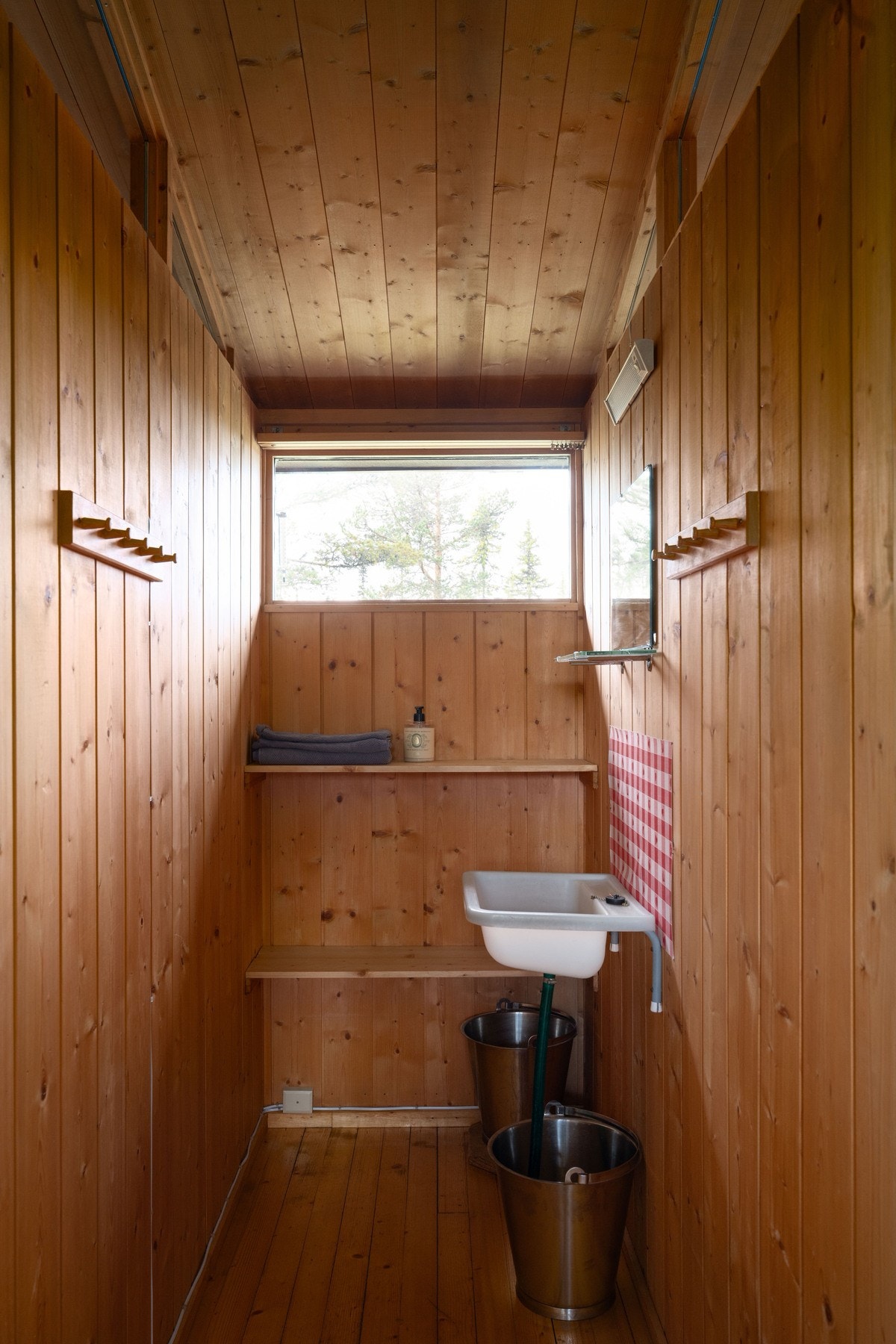 Praktisk vaskekrok med servant og avløp til bøtte - vann hentes fra kilde i nærheten. Galleribilde