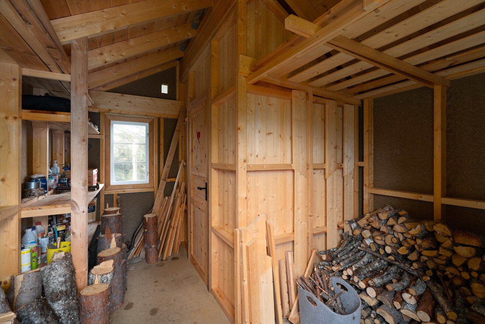Ved og redskapsbod i uthuset. Galleribilde