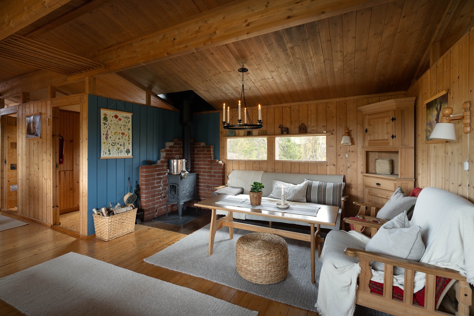 Koselig stue med granpanel, mønet himling og vedovn - perfekt for kalde vinterkvelder. Galleribilde