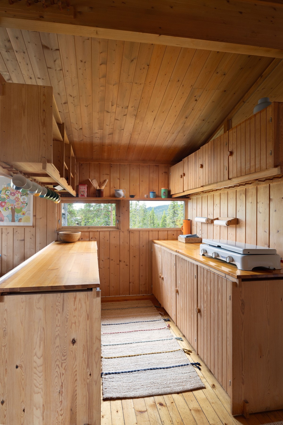 Sjarmerende hyttestil på kjøkkenet - med heltre innredning og gassbluss til matlaging. Galleribilde