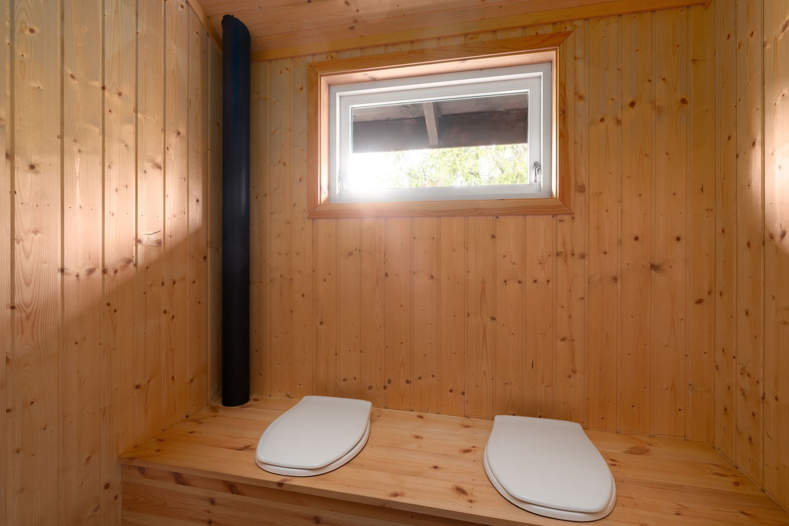 Utedo i uthuset. Galleribilde