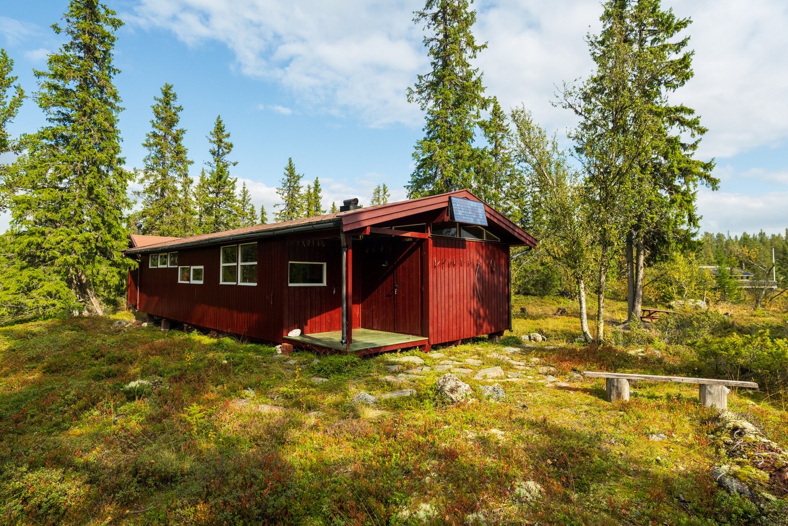 Overbygget inngangsparti gir ly og skaper en lun velkomst. Galleribilde