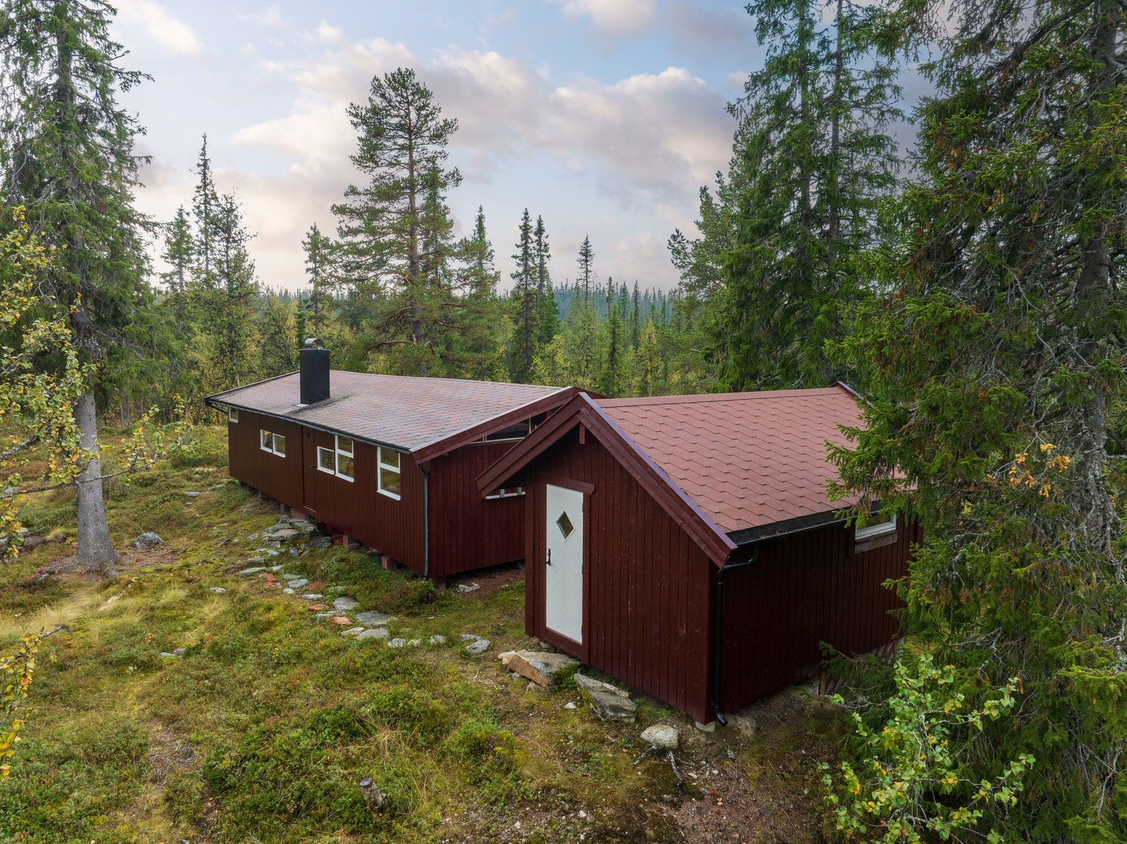Eget uthus med utedo og lagringsplass - bygd i samme stil som hovedhytta. Galleribilde