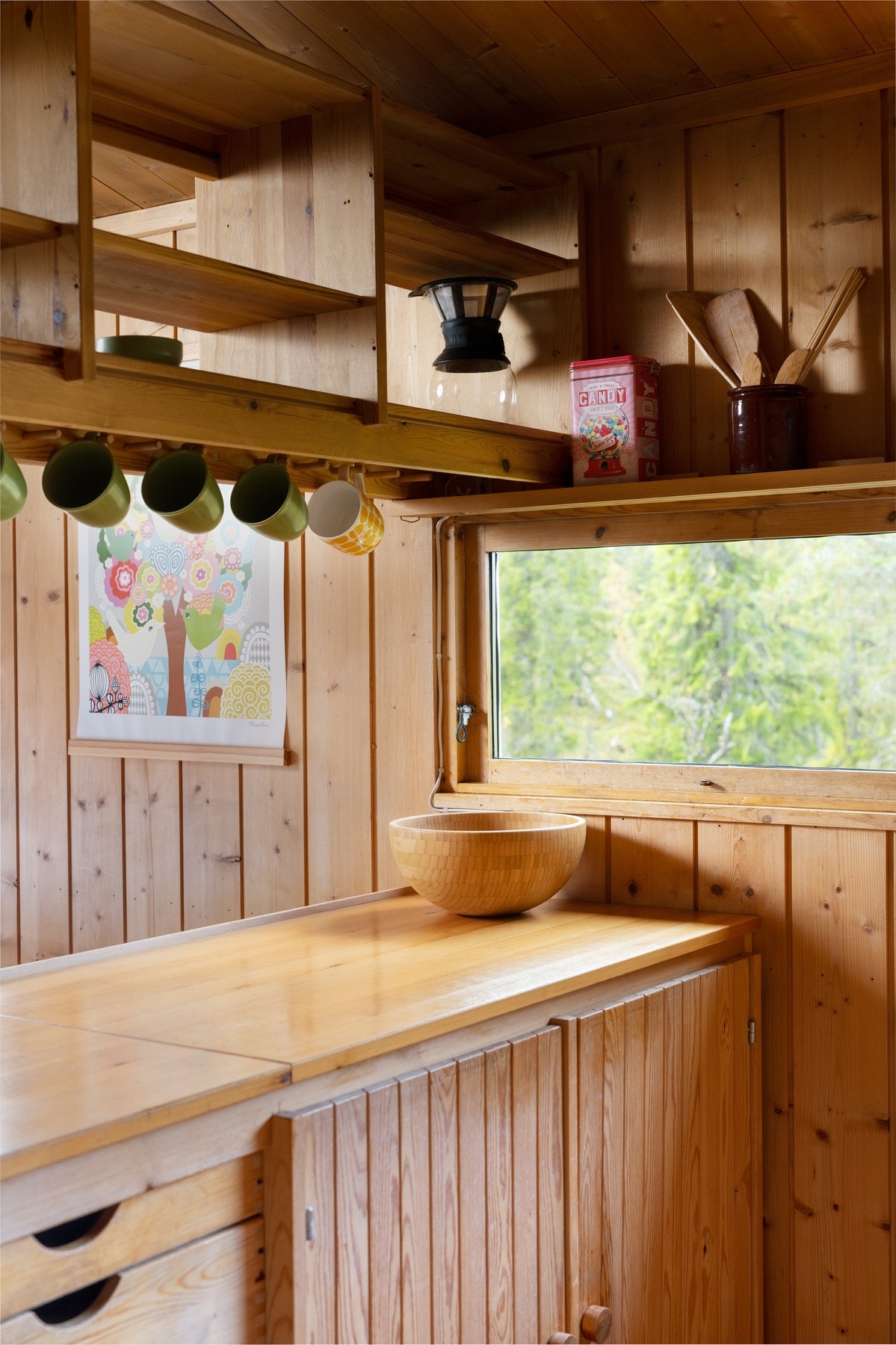 Kjøkkenet har god skap- og benkeplass. Galleribilde