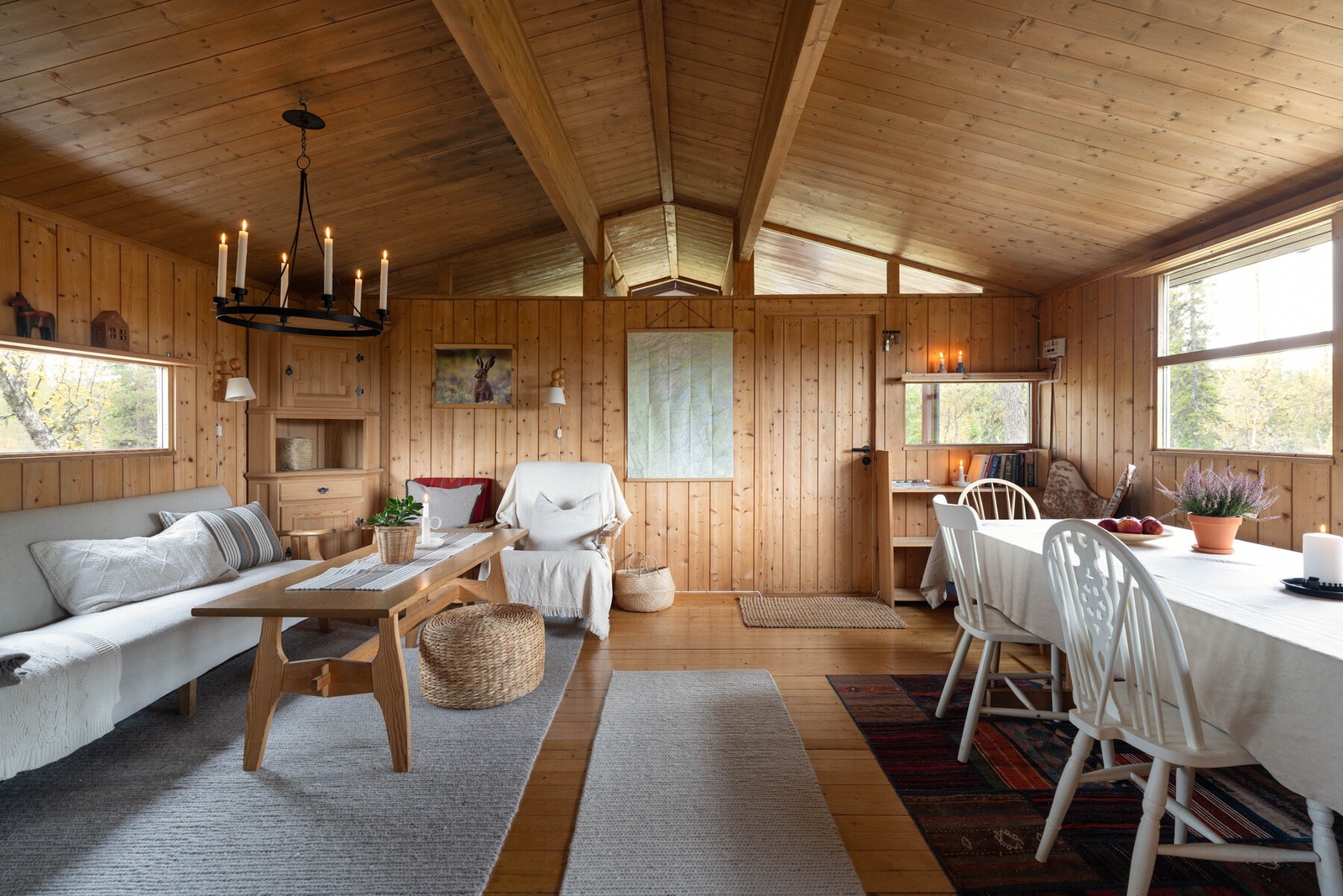 Stuen, spisestuen i åpen løsning. Galleribilde