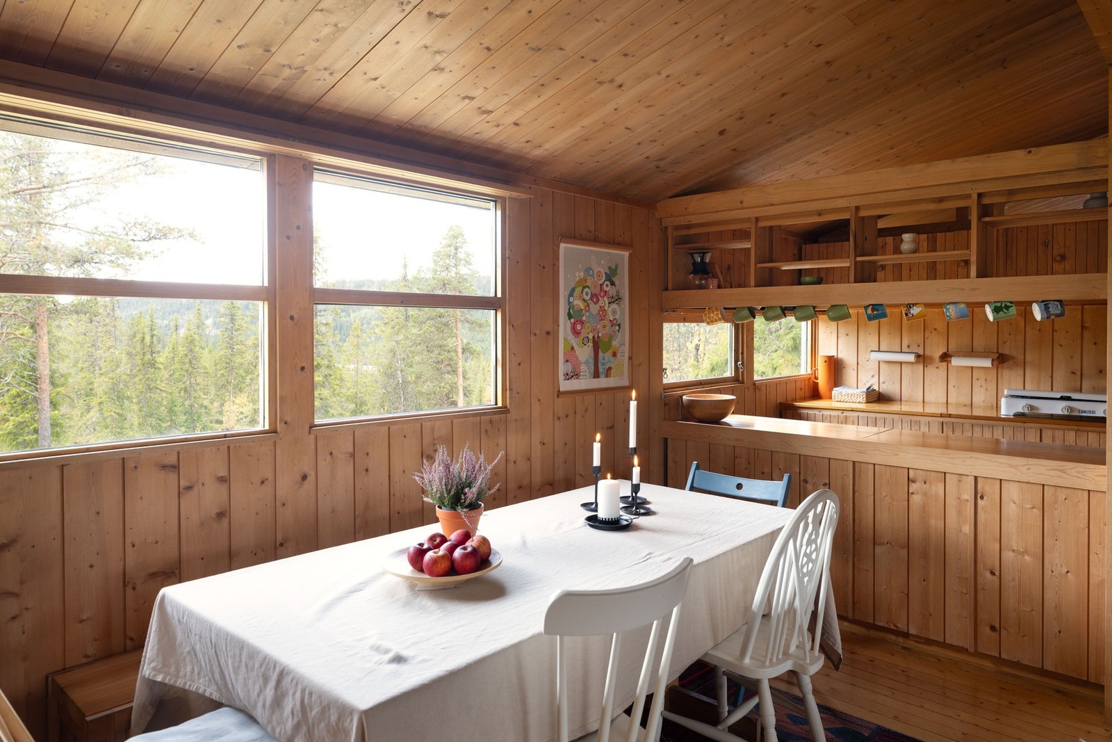 Lyst og trivelig kjøkken og spiseplass. Galleribilde