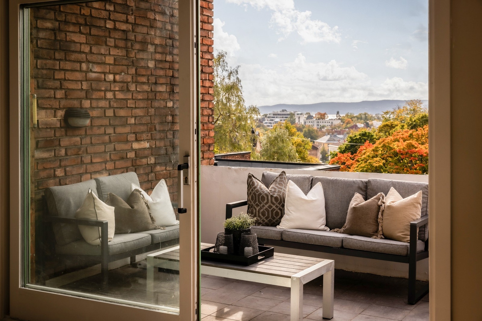 Balkongen utenfor stuen - skjermet sone med utsikt. Galleribilde