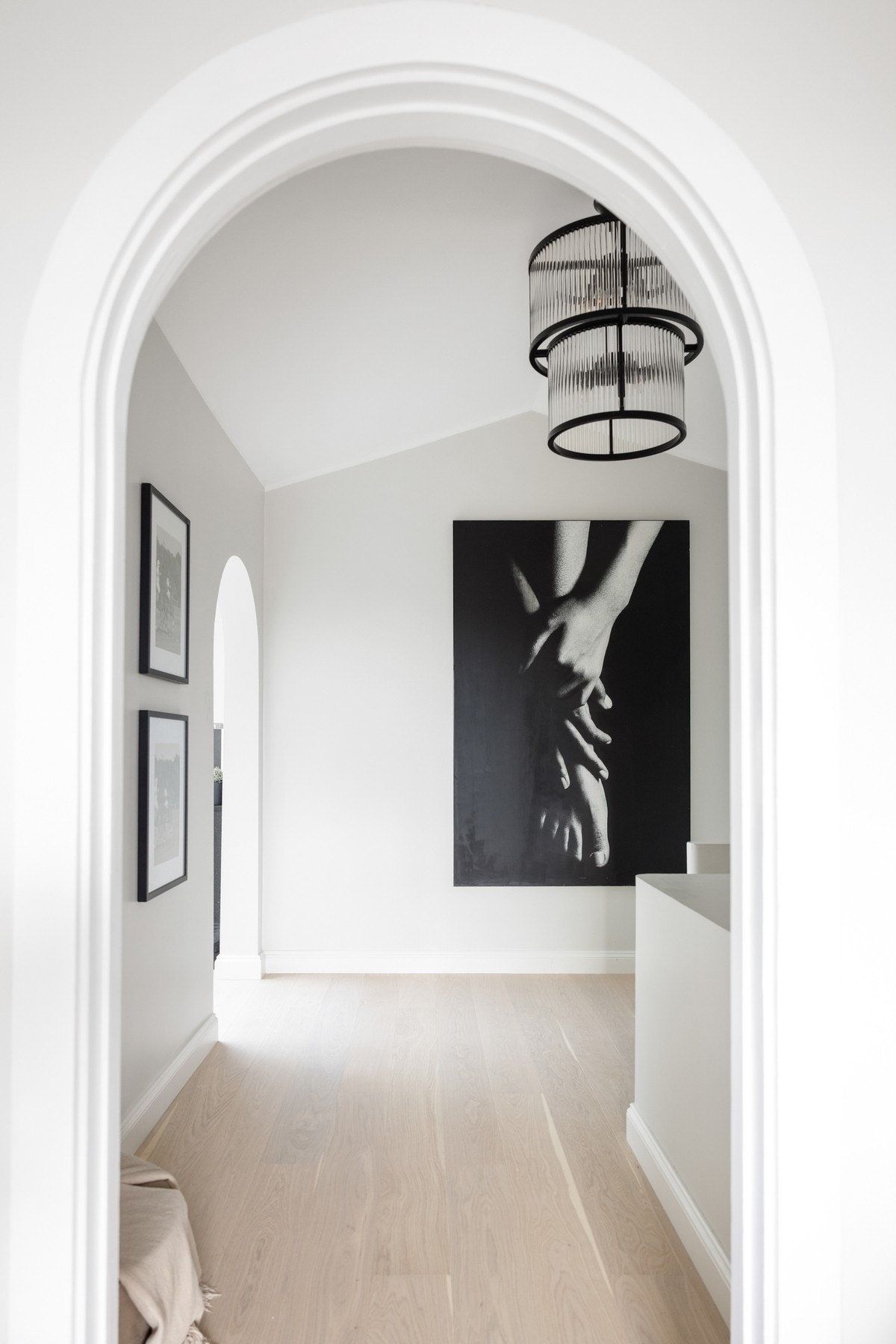 Buede åpninger og gjennomlys inn i hallområdet, som tar deg til alle leilighetens rom. Galleribilde