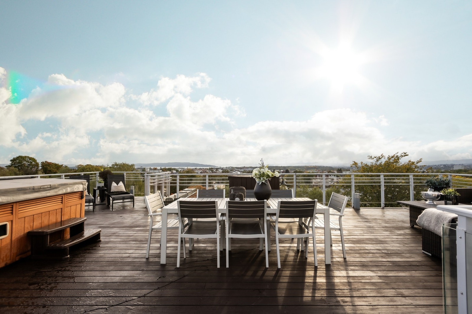 Velkommen til denne toppleiligheten med en privat takterrasse på hele 77 kvm. Galleribilde