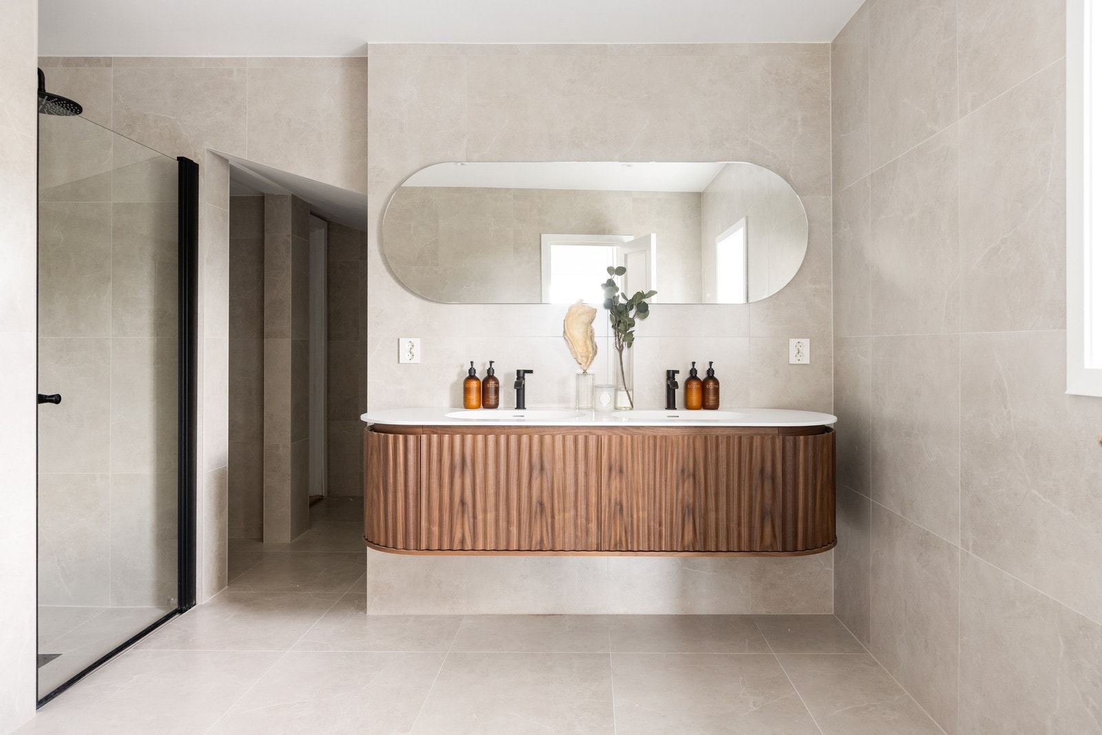 Dobbel servant med vegghengt innredning og stort speil. Galleribilde