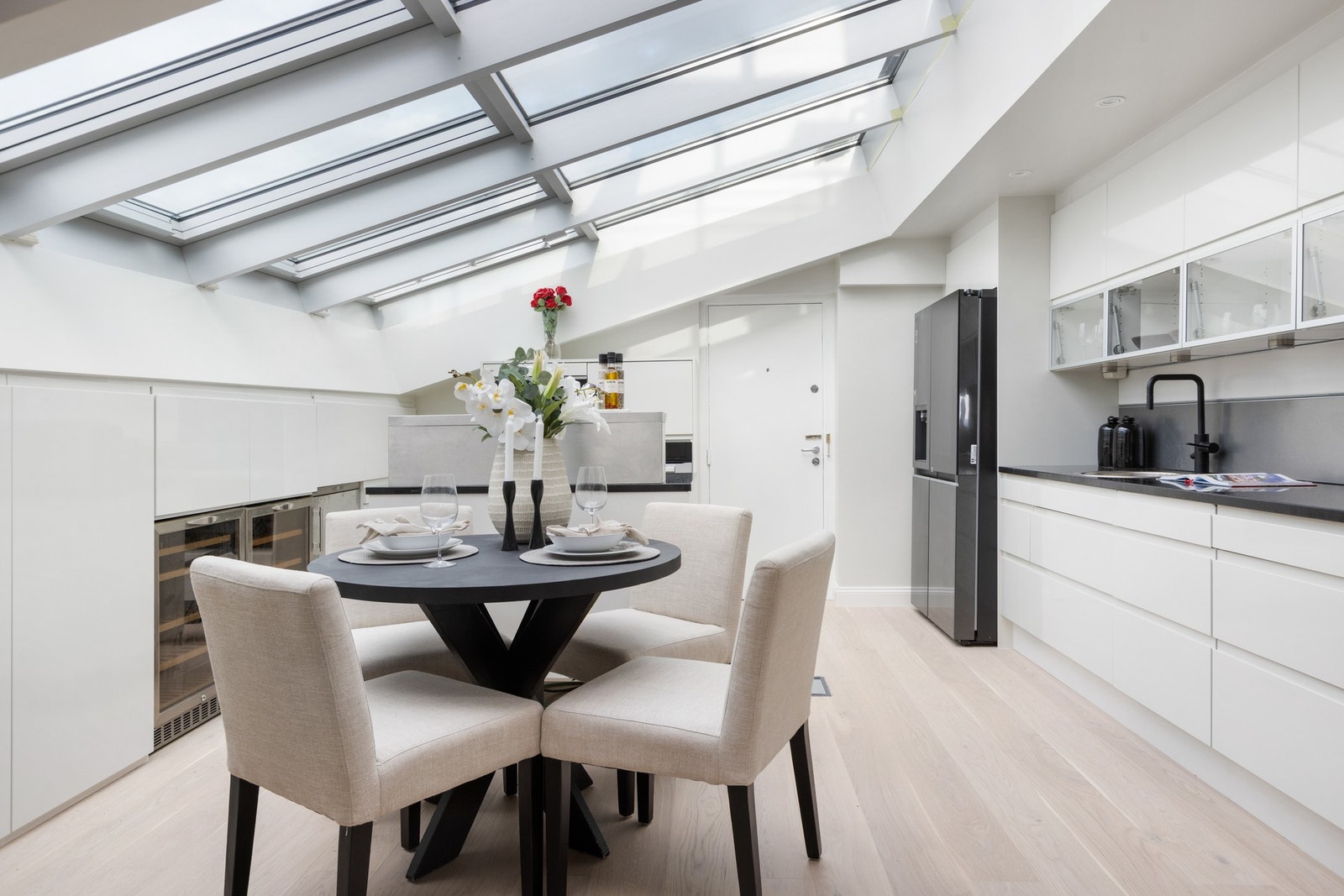 Kjøkken fra 2025 med glatte fronter og benkeplate i stein. Galleribilde