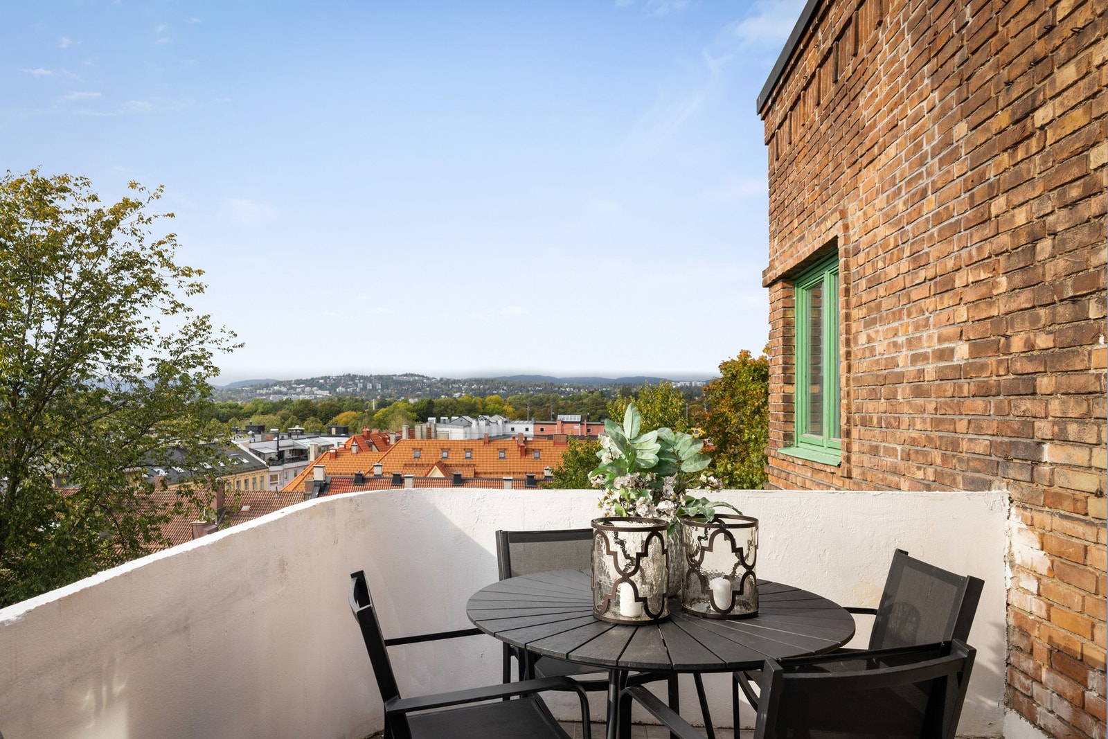 Balkong med byutsikt - her nytes rolige stunder i høyden. Galleribilde