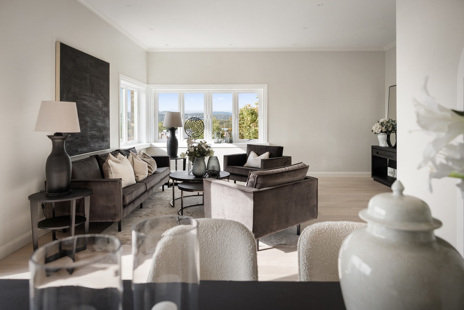 Stue og spiseplass i naturlig forlengelse - store vindusflater gir rikelig dagslys. Galleribilde