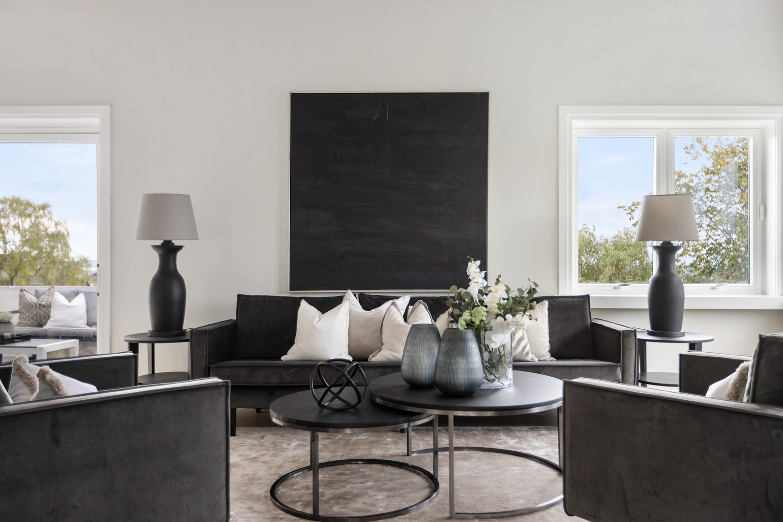 Sittegruppe i stuen - luftig romfølelse og takhøyde på 3,12 meter. Galleribilde