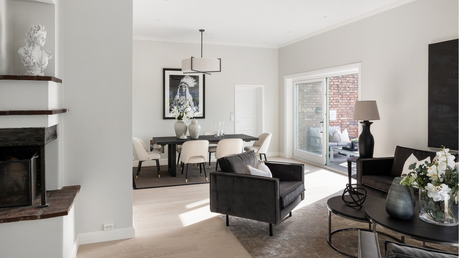 Lys stue med peis, god takhøyde og skyvedør ut til balkong. Galleribilde