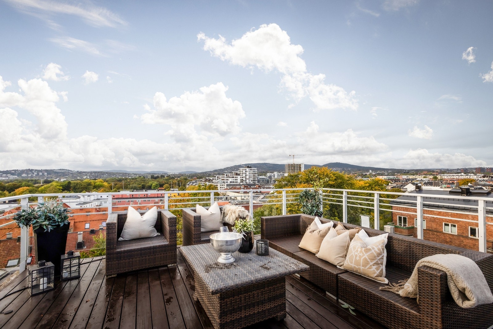 Loungesone på takterrassen med utsikt over byen og åsene. Galleribilde