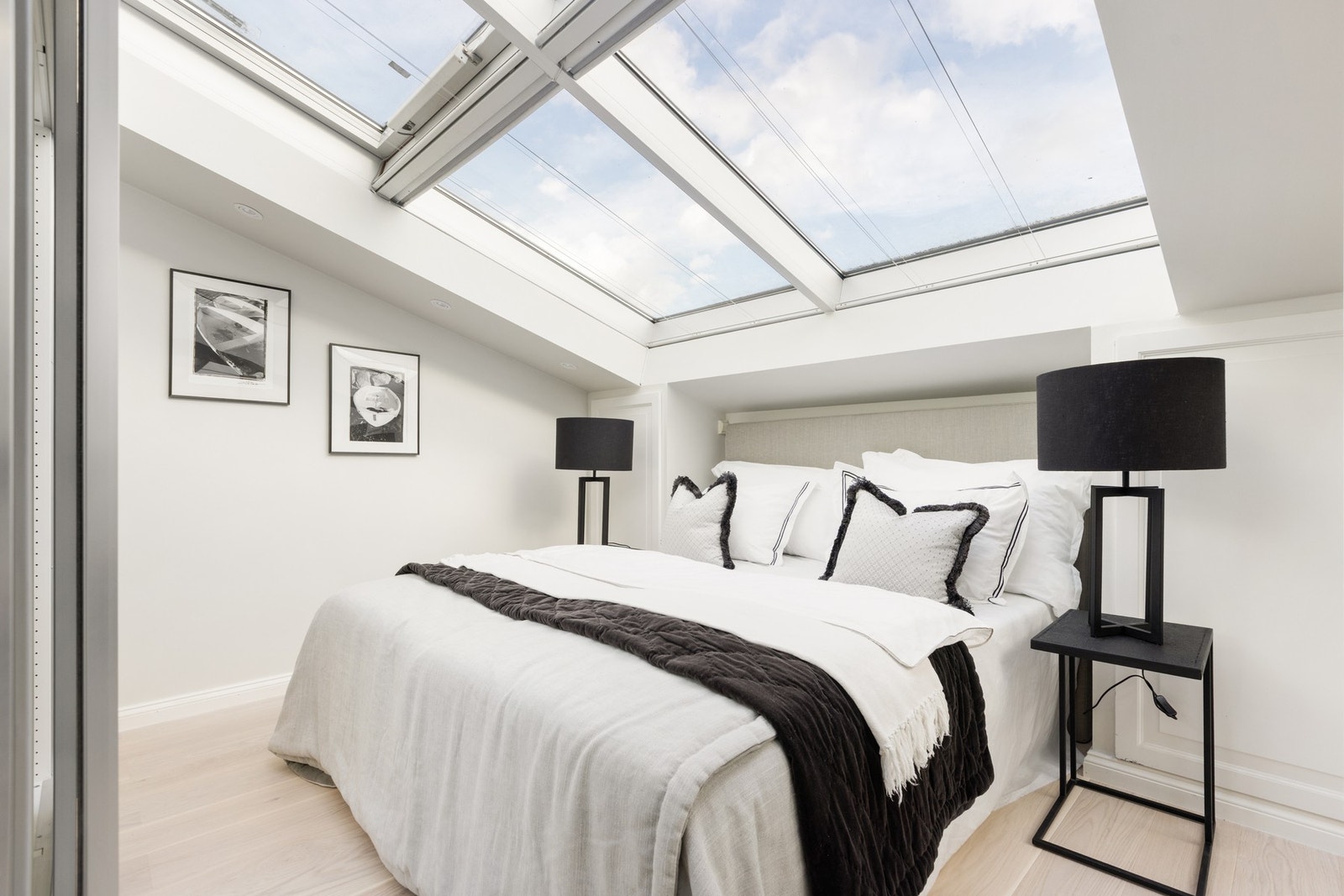 Soverom med takvinduer. Galleribilde