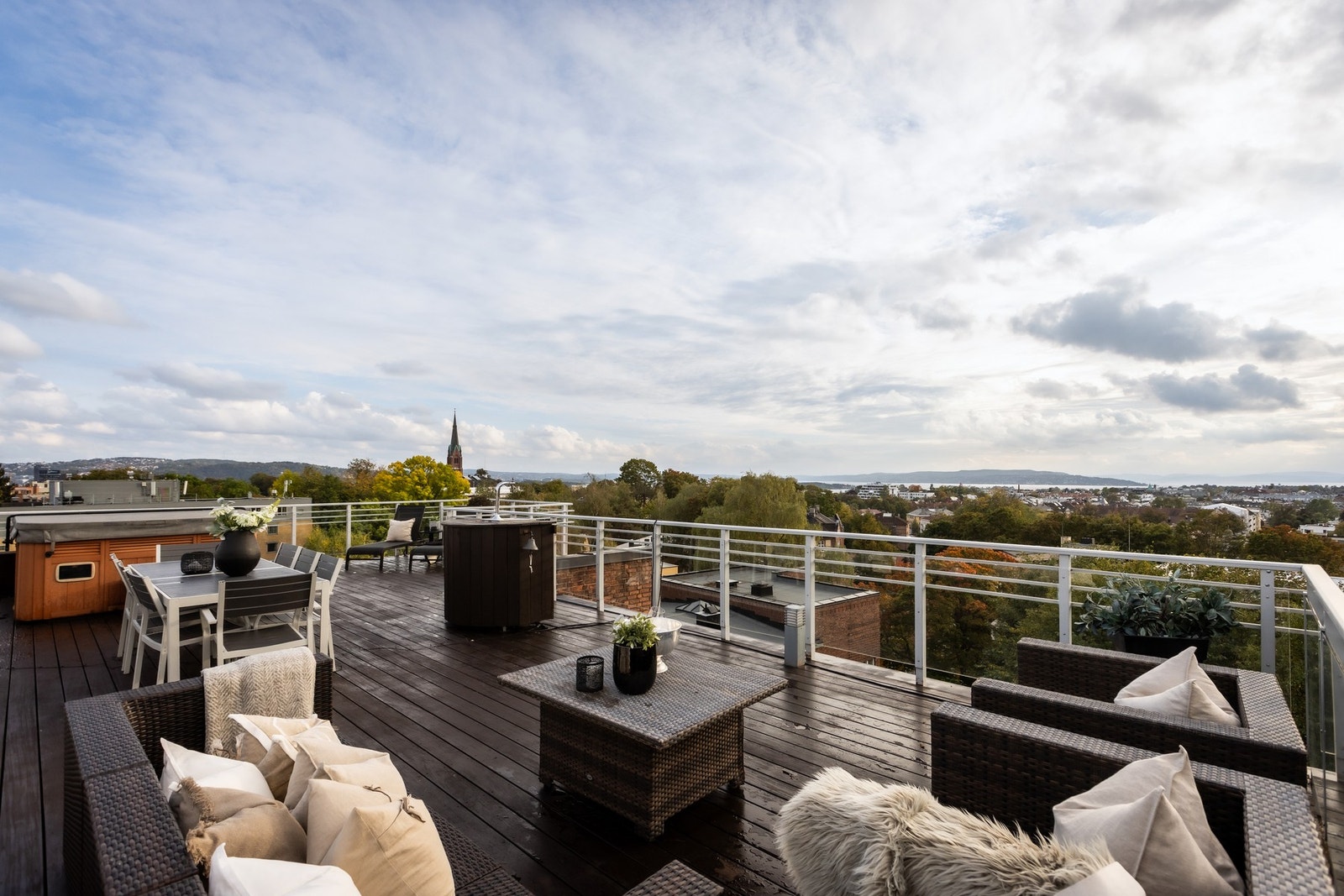 Takterrasse med flere soner for både avslapning og selskapelighet. Galleribilde