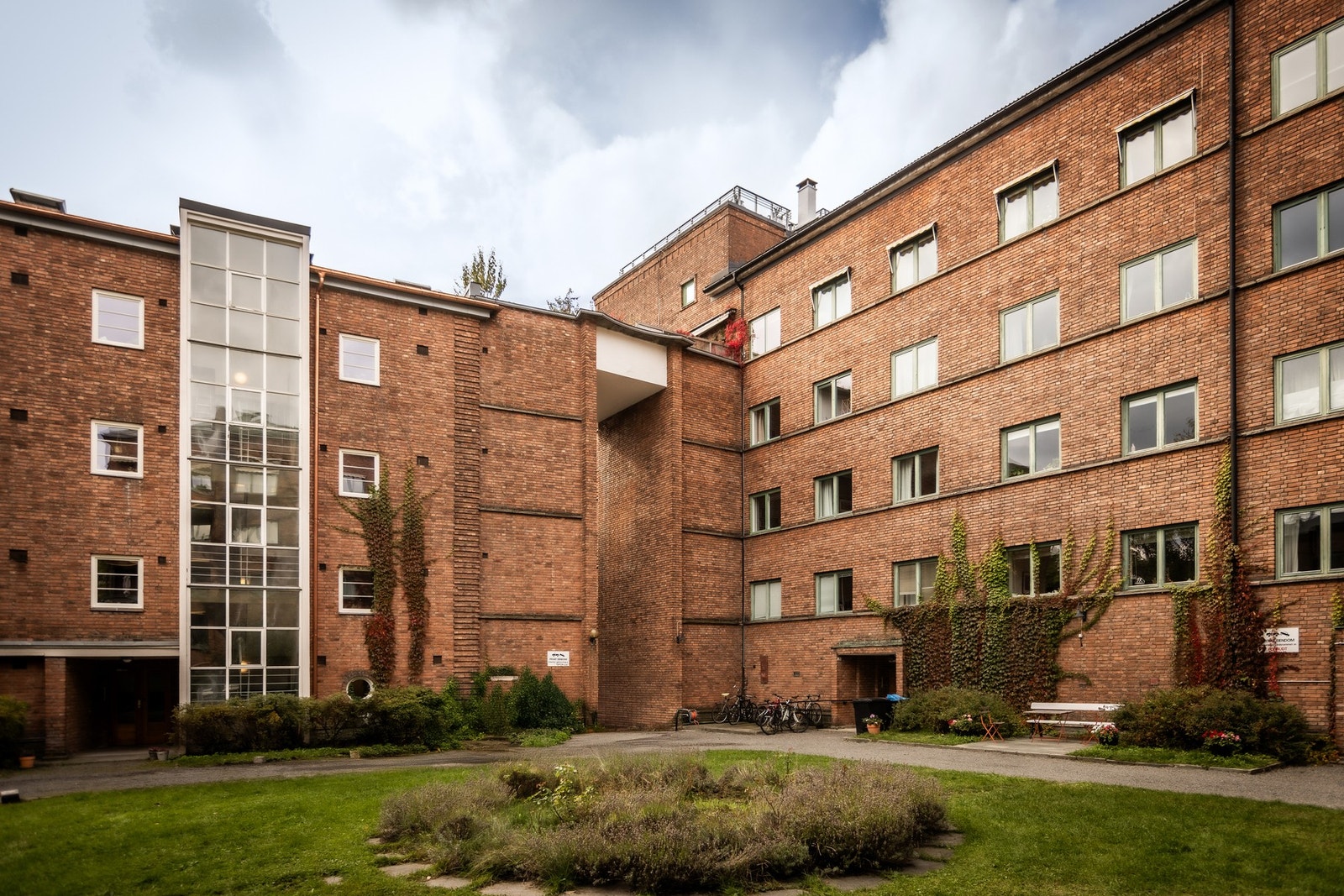 Velholdt teglgård med pent opparbeidede fellesarealer og grønn gårdshage. Velkommen til visning! Galleribilde