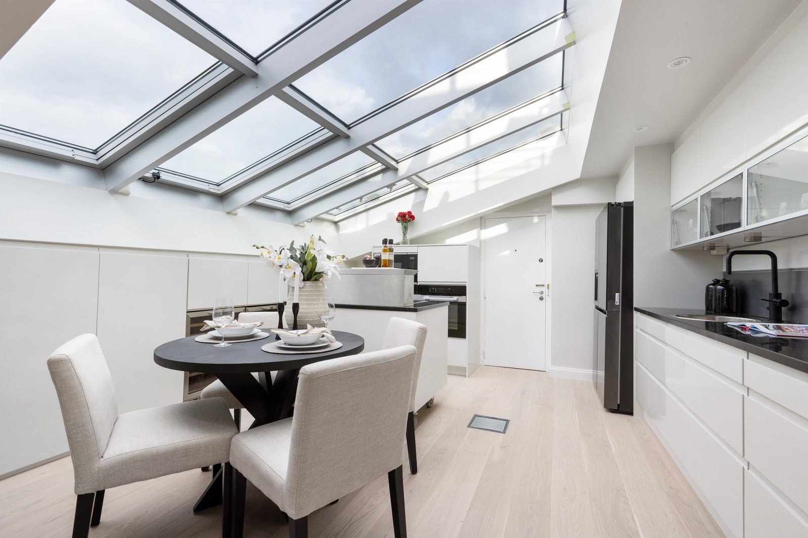 Sternehimmelvinduer på kjøkken. Du kan lage mat under åpen stjernehimmel. Galleribilde