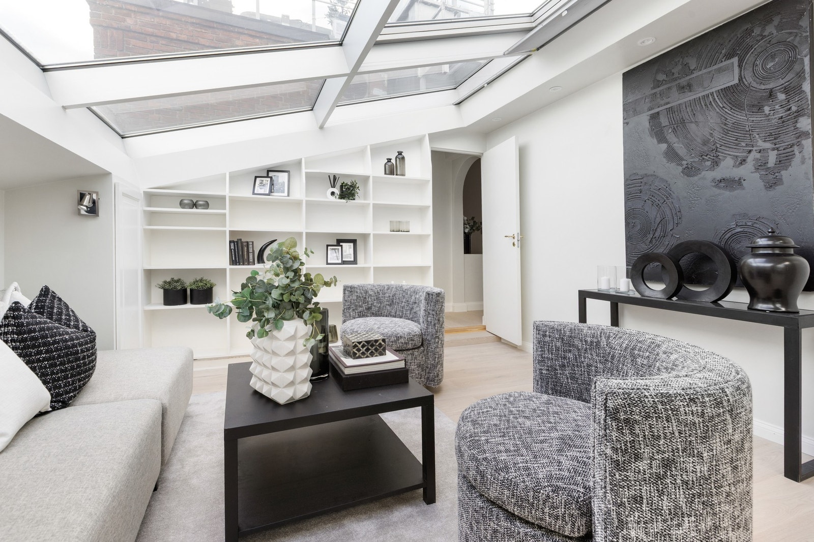 Hyllevegger, som gir god oppbevaring. Galleribilde