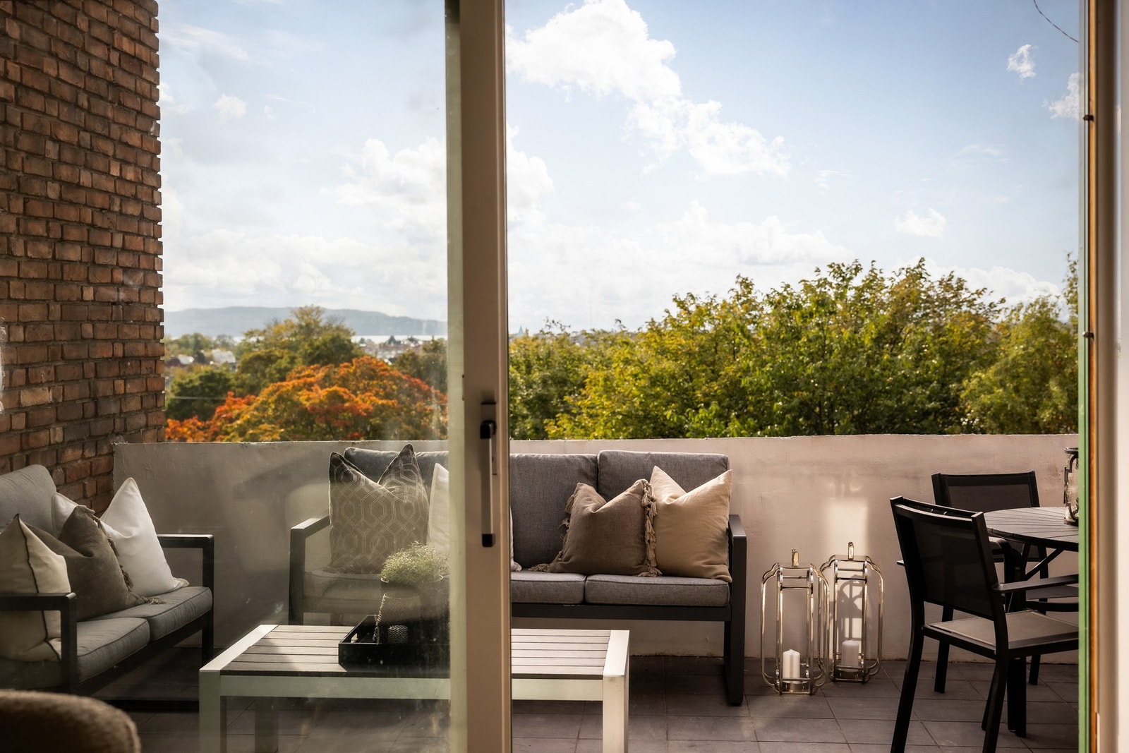 Balkong med plass til både sofagruppe og spisebord. Galleribilde