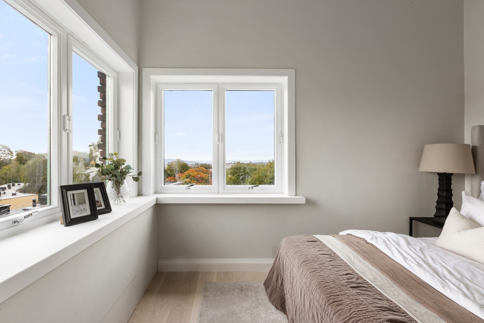 Hjørnevinduene gir flott lysinnslipp og utsyn til grønne trær. Galleribilde