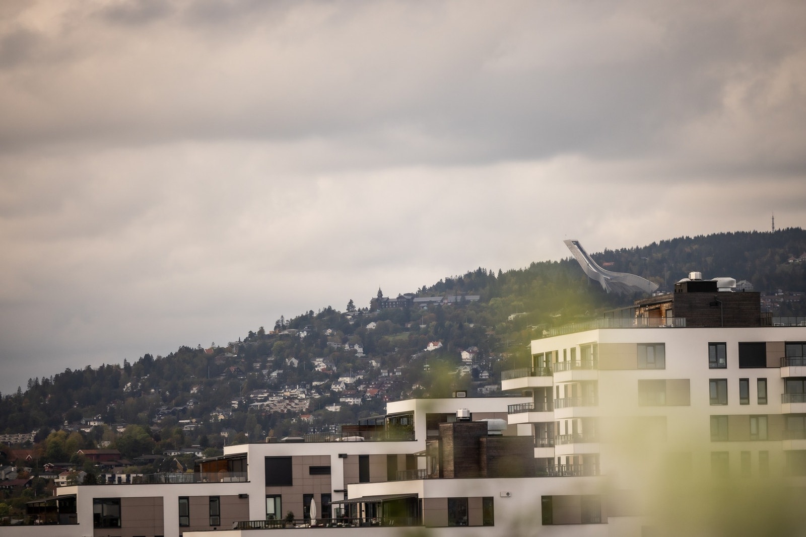 Utsikt opp til Holmenkollen. Galleribilde