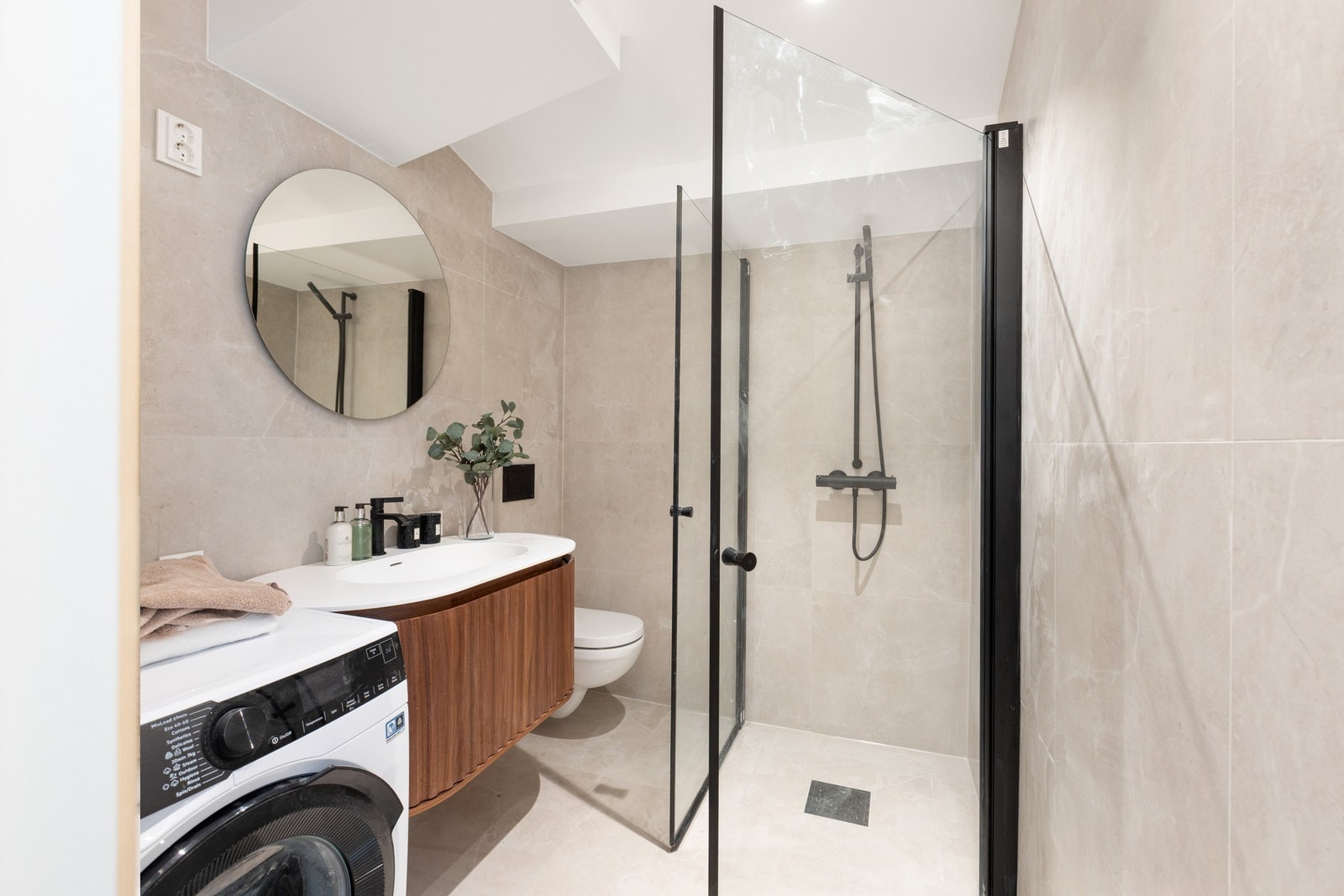 Bad nummer to fra 2025 - dusj, vegghengt wc og opplegg for vaskemaskin. Galleribilde