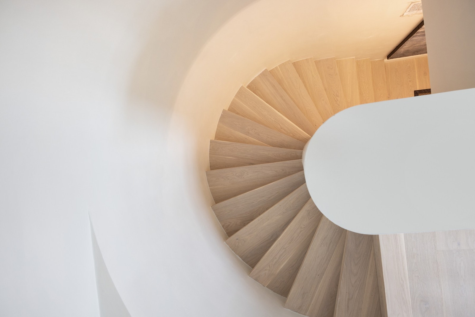 Innvendig trapp belagt med parkett - elegant spiralformet løsning. Galleribilde