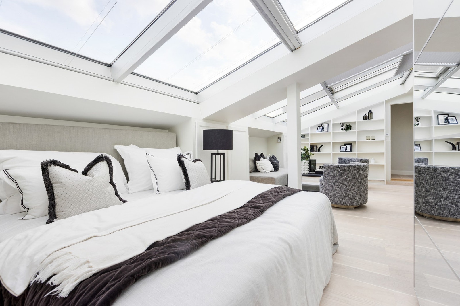 Soverom med sitte- og garderobesone i samme lyse plan. Galleribilde