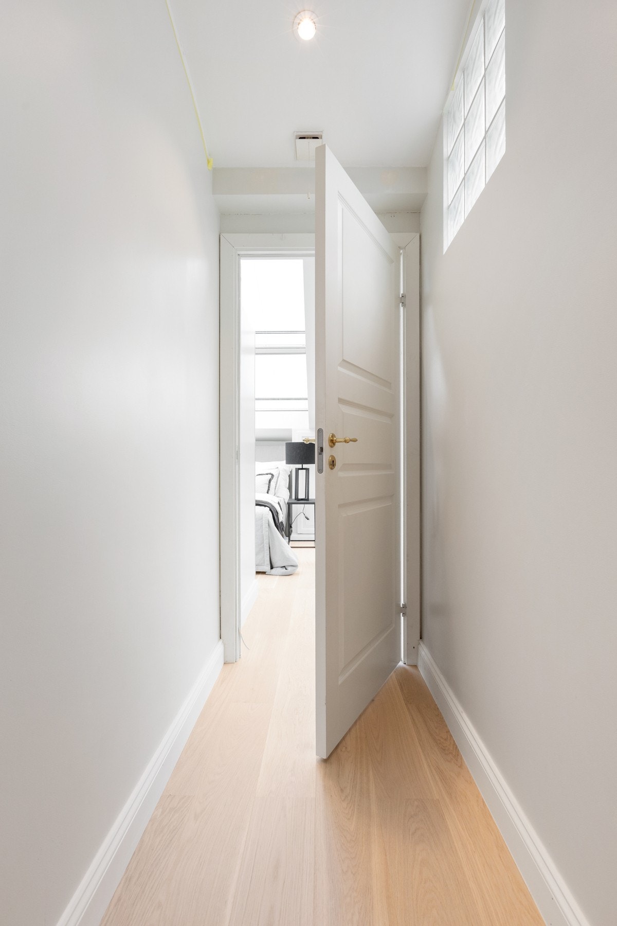 Lys passasje inn til første soverom. Galleribilde