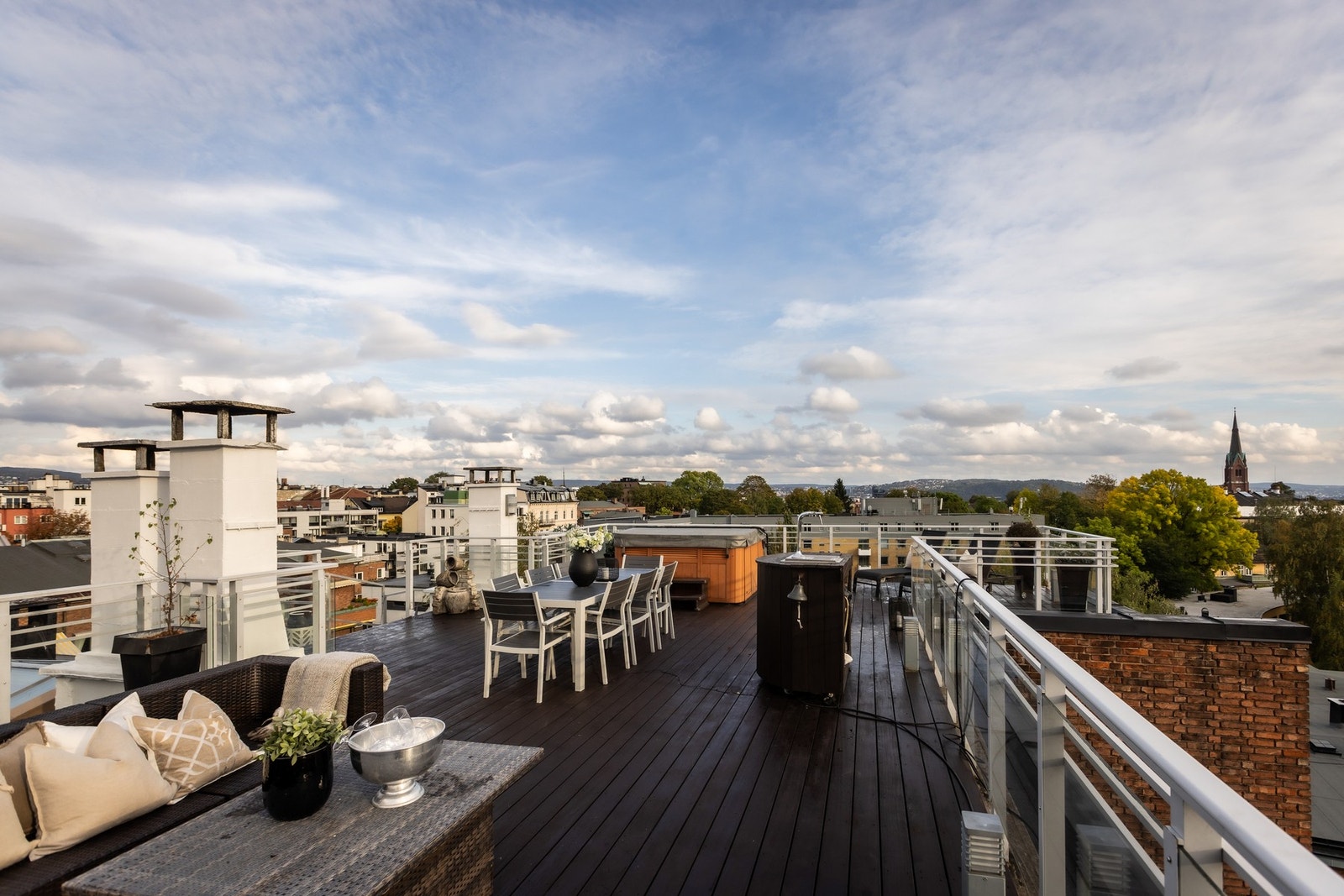 Stor spiseplass ute - perfekt for lange måltider under åpen himmel. Galleribilde