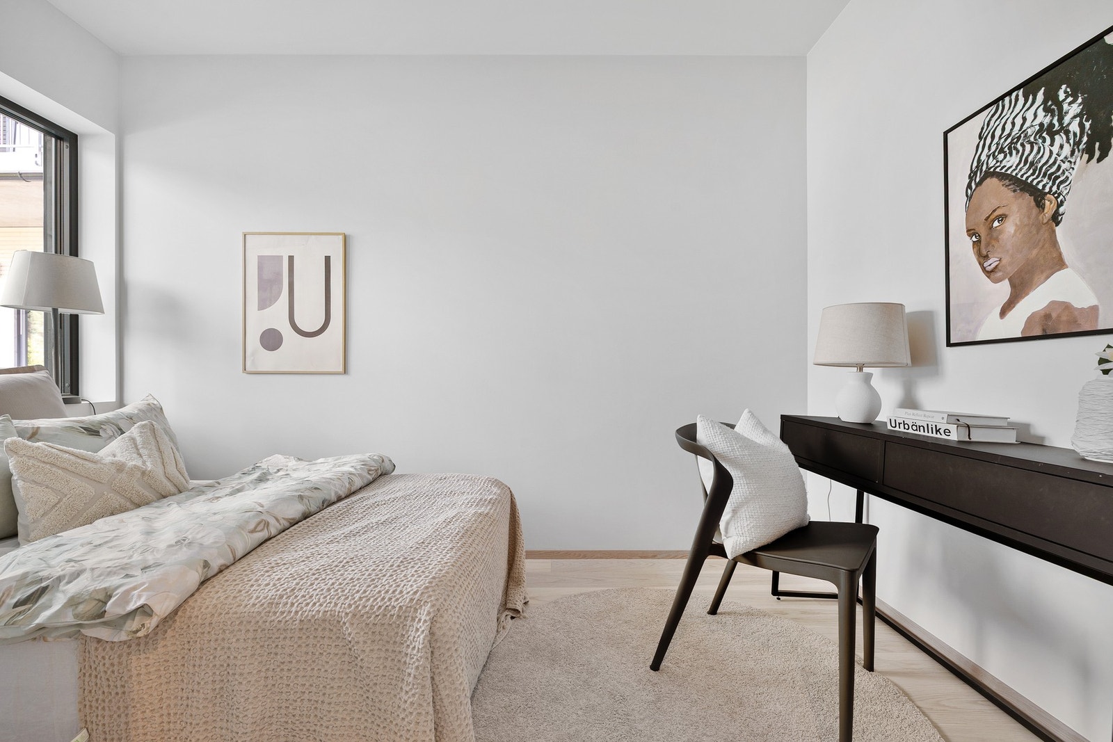 Soverom 2 er på 6,8m². Vender også mot bakgård. Galleribilde