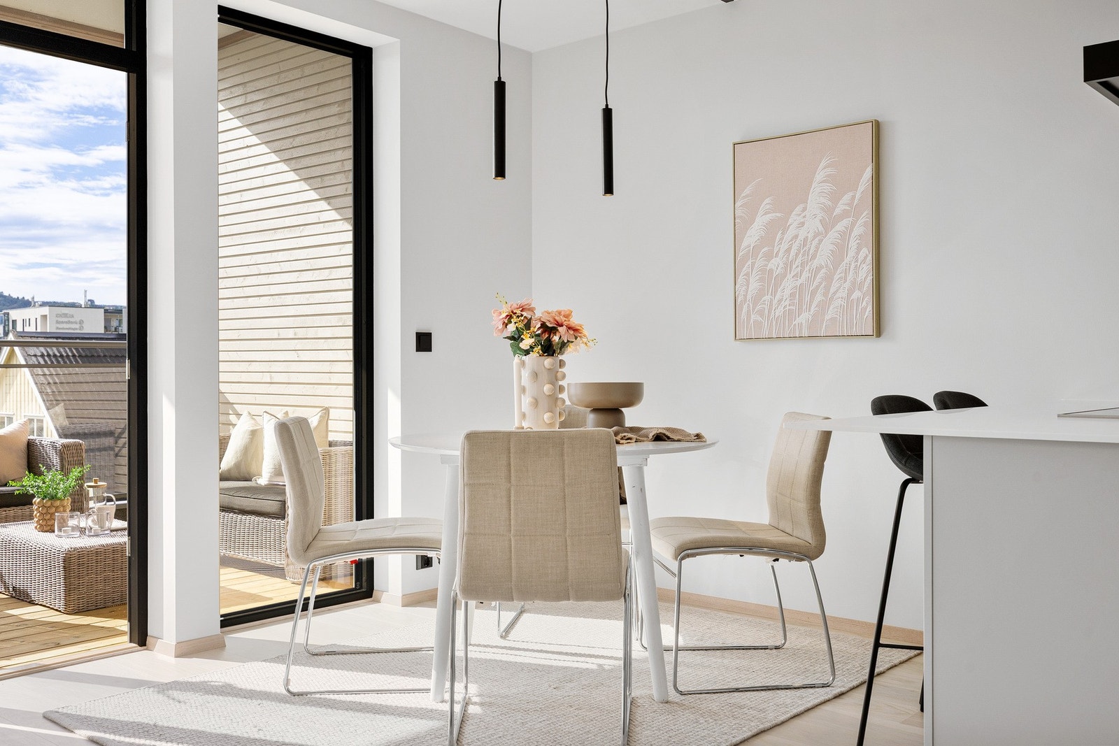 Spisestuen naturlig plassert ved kjøkkenøya. Galleribilde