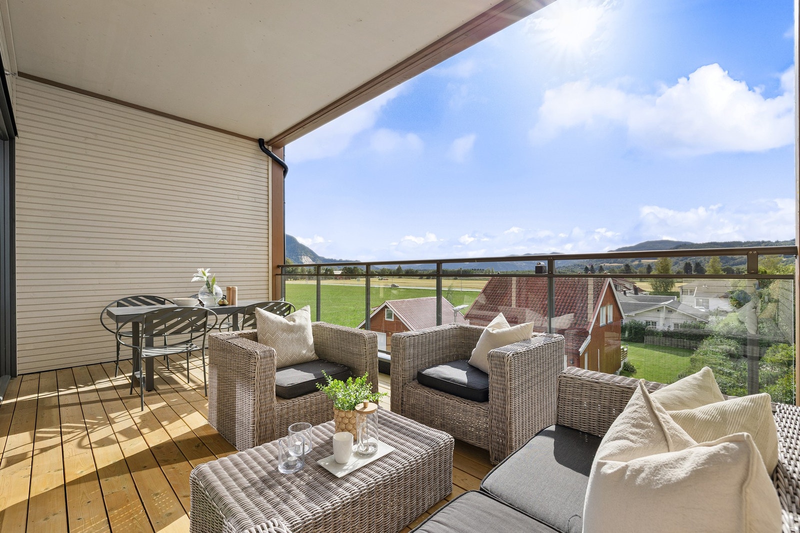 Balkongen på 16m² vender mot vest. Galleribilde