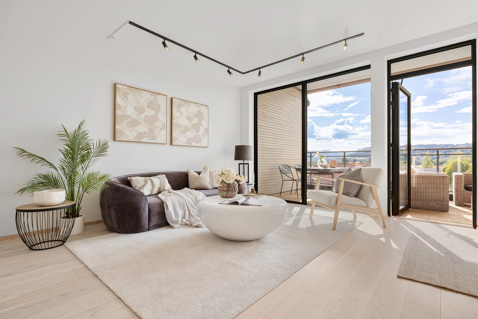 De store vindusflatene gir en herlig romfølelse. Galleribilde