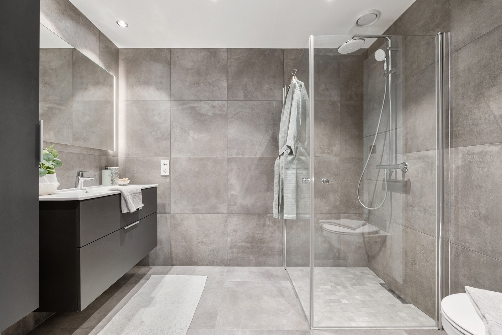 Pent baderom på ca 5m² med flis på gulv og vegger. Galleribilde