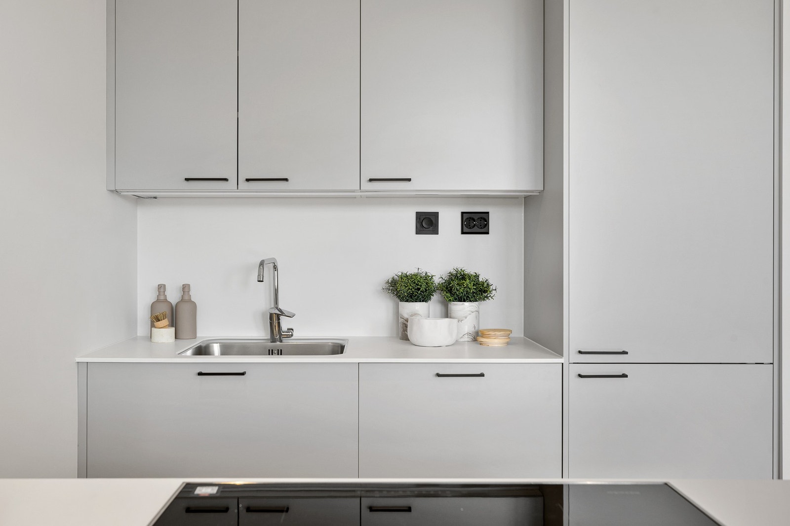 Tidløst og lekkert! Benkeplaten er av Corian - skal være solid og enkelt å holde ren. Galleribilde