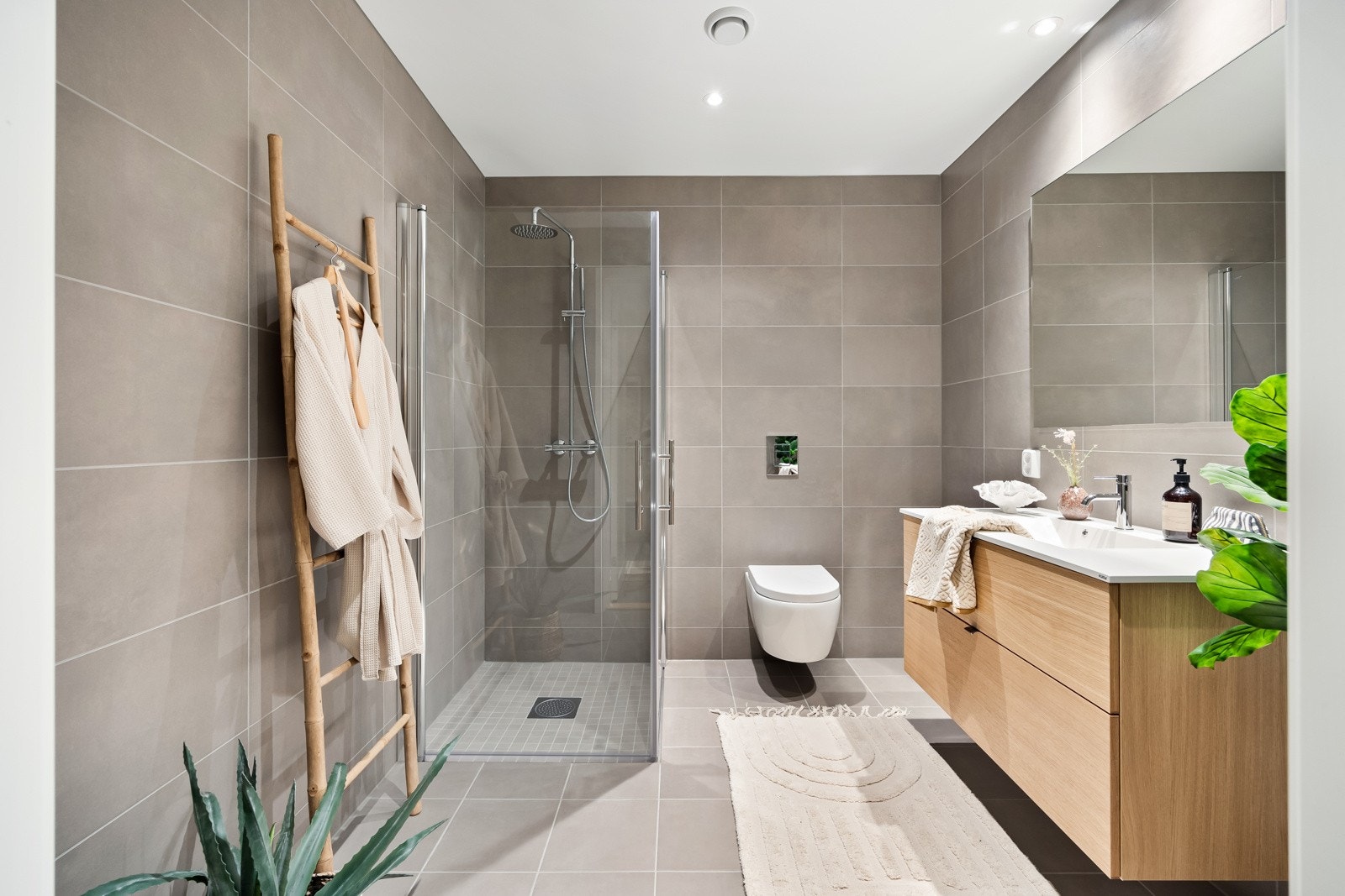 Romslig bad/vaskerom ved inngangspartiet Galleribilde