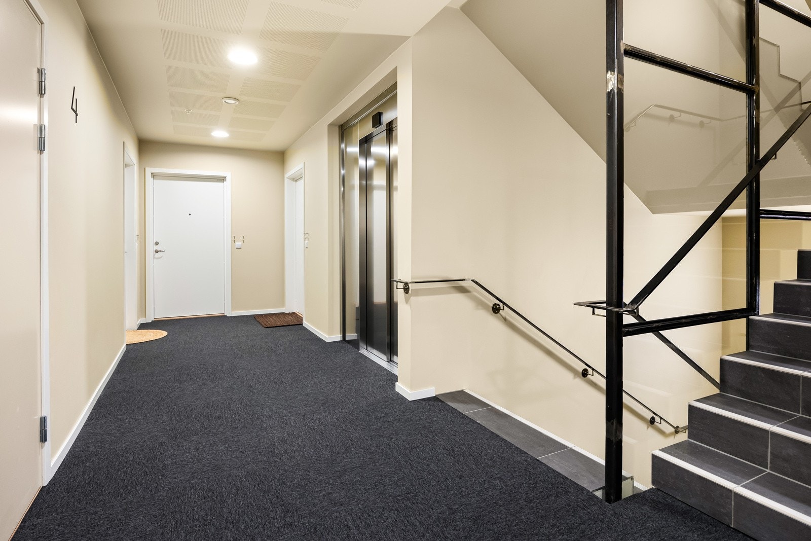 Heis- og trappeadkomst til alle etasjer Galleribilde