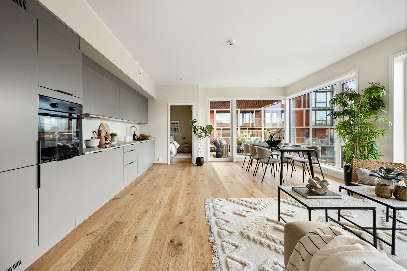 Stue, kjøkken og spisestue i åpen løsning Galleribilde